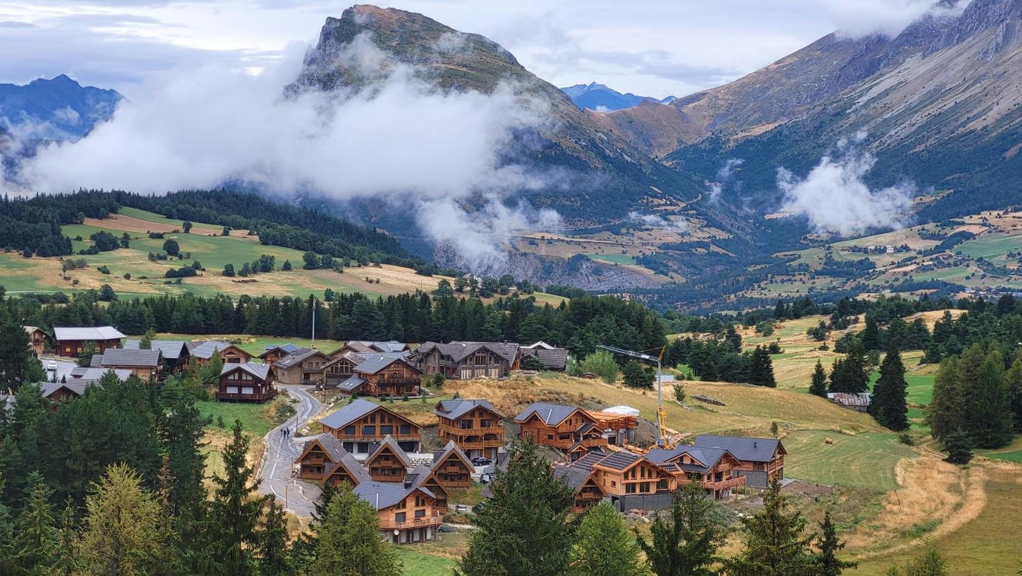 Appartement 4 A 6 Personnes - Chalets D'Aurouze - La Joue Du Loup Ле-Деволюи Экстерьер фото